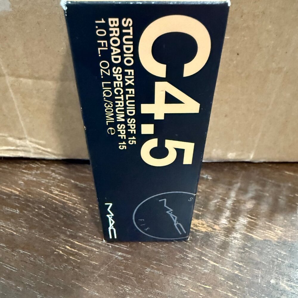 MAC Studio Fix Fluid SPF15 Foundation NC4.5 -Brand new in box